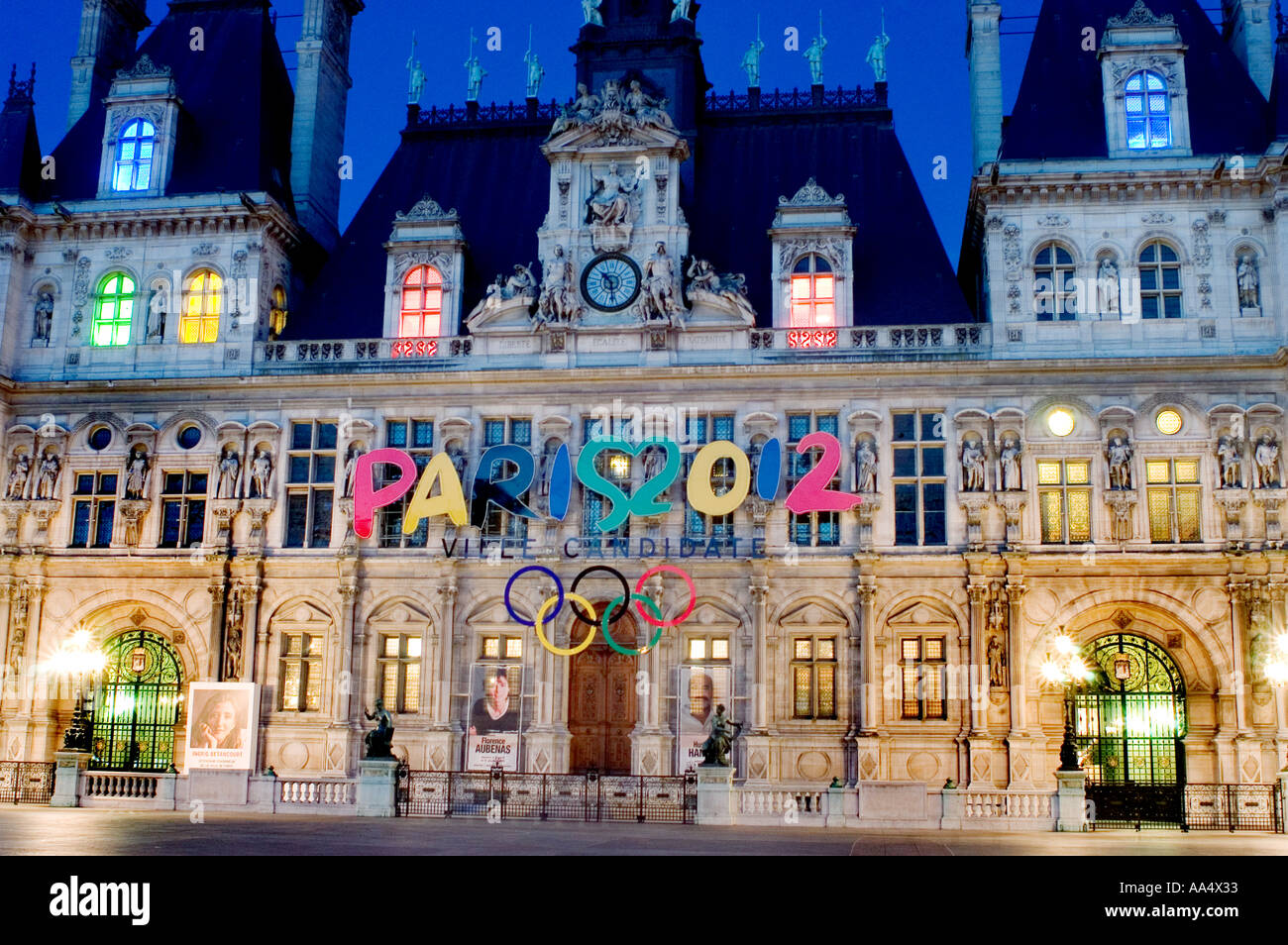 Paris Frankreich, Denkmäler "H tel de Ville Rathaus Gebäude beleuchtet bei Nacht mit 'Paris 2012 "Olympiade für die Werbung Stockfoto