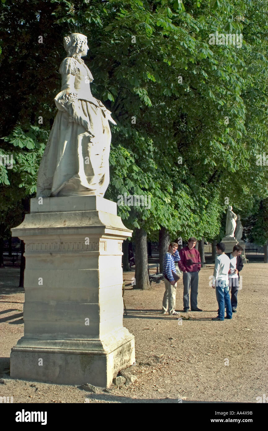 Paris FRANKREICH, Urban Parks männliche Teens plaudern Statue von 'Queen of France' 'Jardin de Luxembourg' Junges Paar spazieren im Park, Jardin de Luxembourg Stockfoto