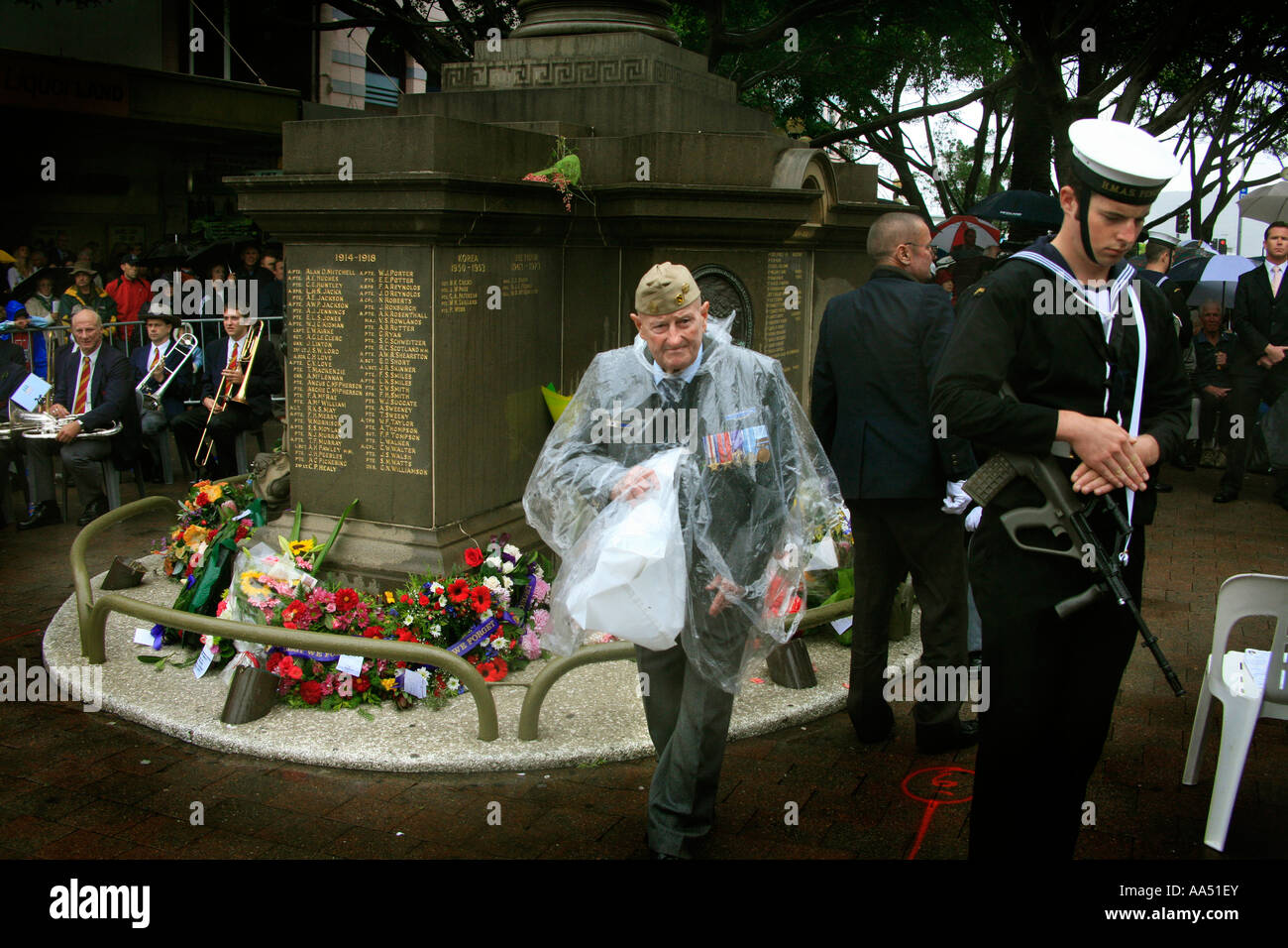 Ex-Soldaten legen Kränze für die Toten im Rahmen einer A.N.Z.A.C Tag Zeremonie am Kriegerdenkmal in Manly Australien Stockfoto