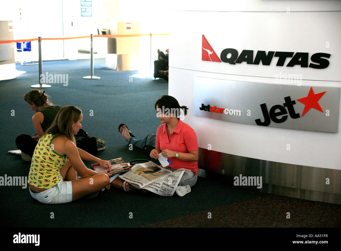 Passagiere sitzen warten auf eine Fluggesellschaft Verbindung am Maskottchen Flughafen Sydney Australia Stockfoto