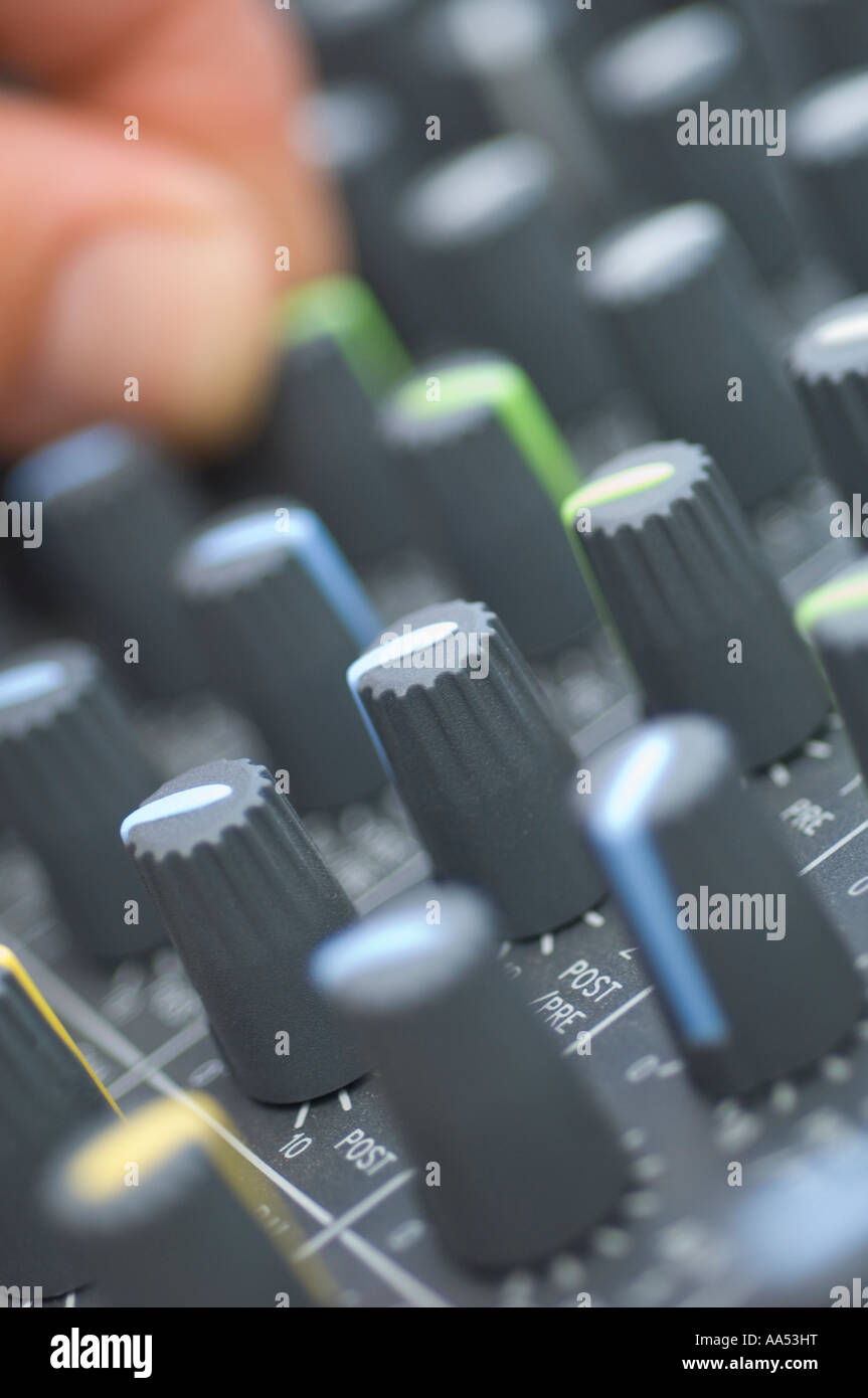 Nahaufnahme eines Klangmischpultes in einem Musikstudio. Bild von Jim Holden. Stockfoto