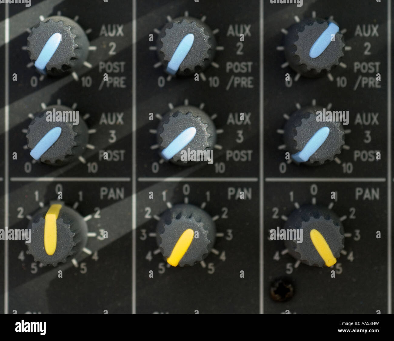 Nahaufnahme eines Klangmischpultes in einem Musikstudio. Bild von Jim Holden. Stockfoto