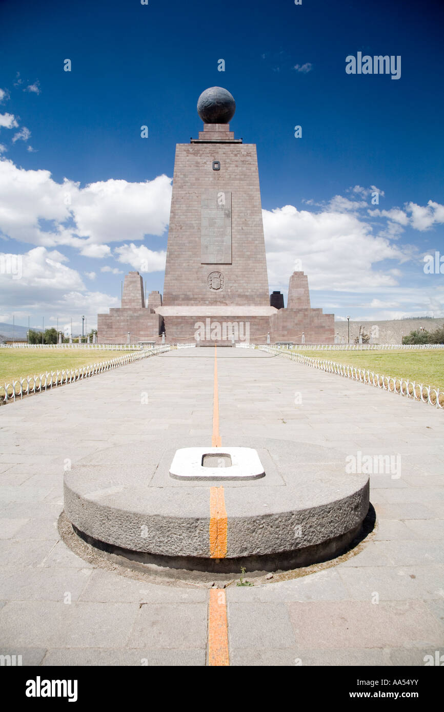 Die offizielle Äquatorlinie in Ecuador, 200m entfernt von der eigentlichen ecuator Stockfoto Die offizielle Äquatorlinie in Ecuador, 200m entfernt von der eigentlichen ecuator Stockfoto