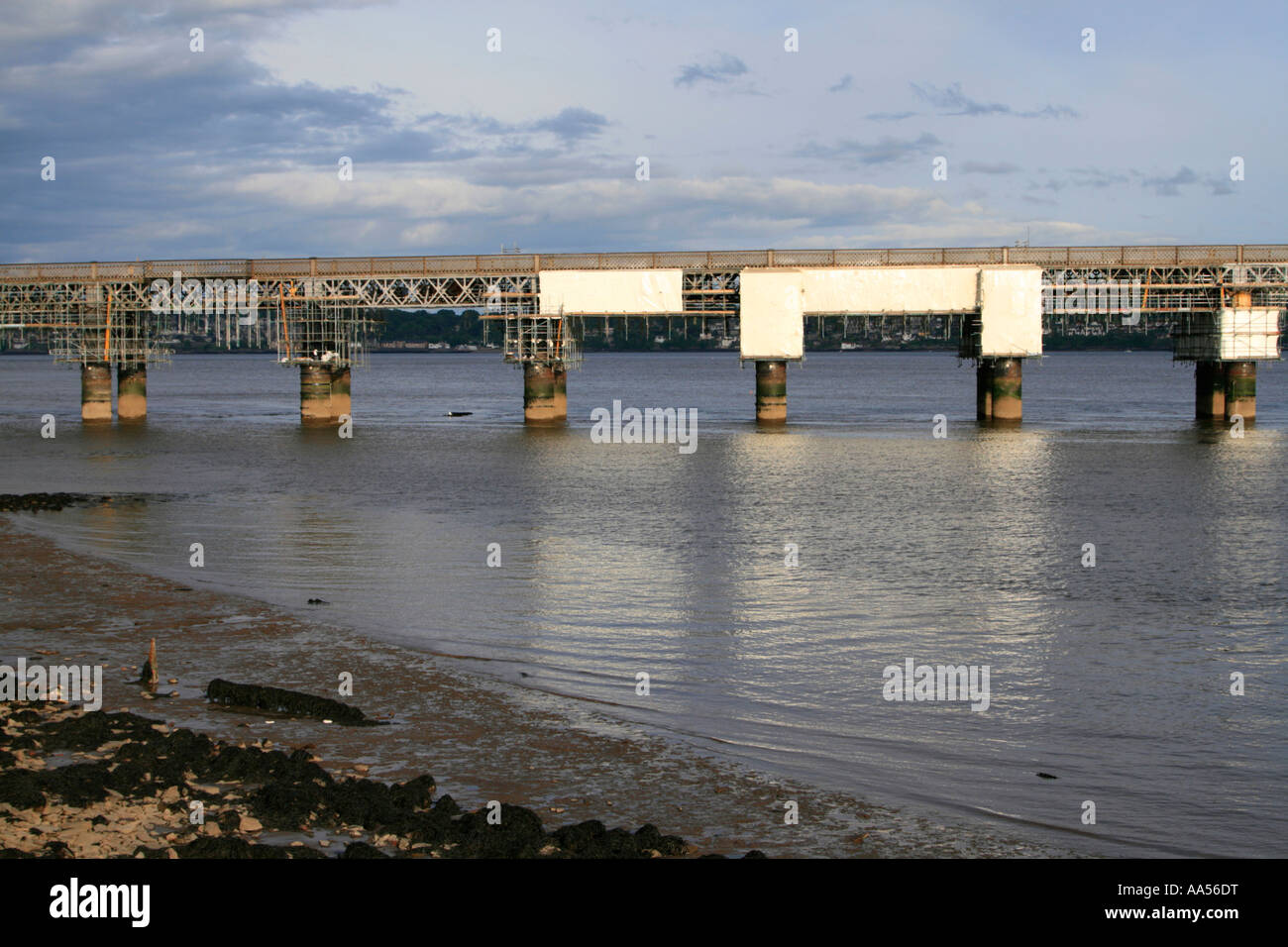 Fluß Tay Eisenbahn Brücke Tay Mündung eingerüstet Renovierung Schottland uk gb Stockfoto