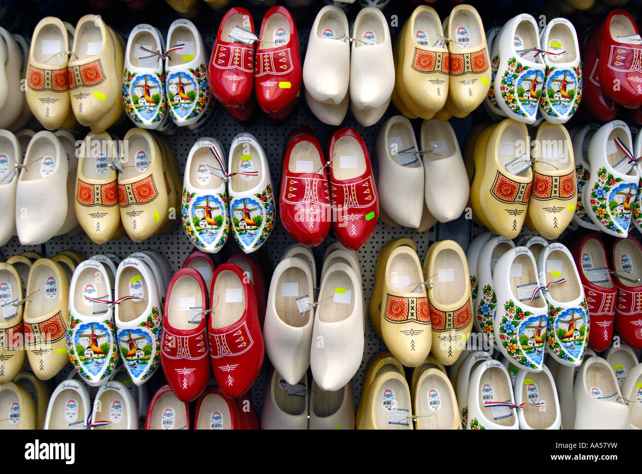 Hölzerne Schuhe zum Verkauf als touristische Positionen in Amsterdam. Stockfoto