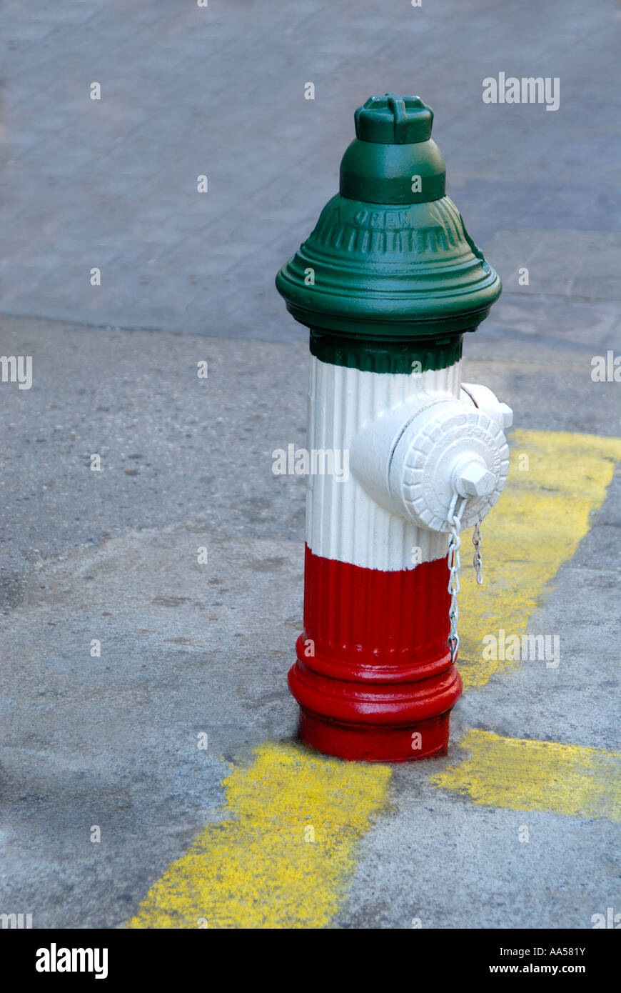 Ein Hydrant an Mulberry Street, Little Italy, New York City gemalt in den Farben der italienischen Flagge. Stockfoto
