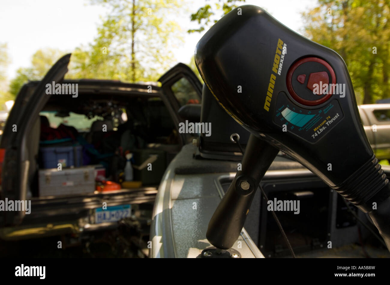 MINN KOTA MAXXUM TROLLING MOTOR AUF EINEM BOOT LUND BALLASTES HINTER EINEM LKW Stockfoto