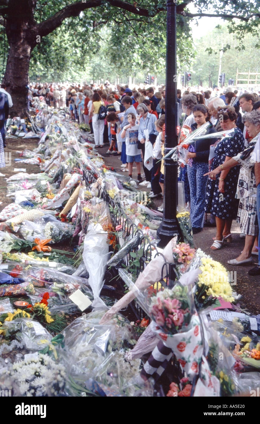 Die Mall London Mitglieder der öffentlichen Platzierung und Anzeigen von floral Tribute beim Tod von Prinzessin Diana Stockfoto