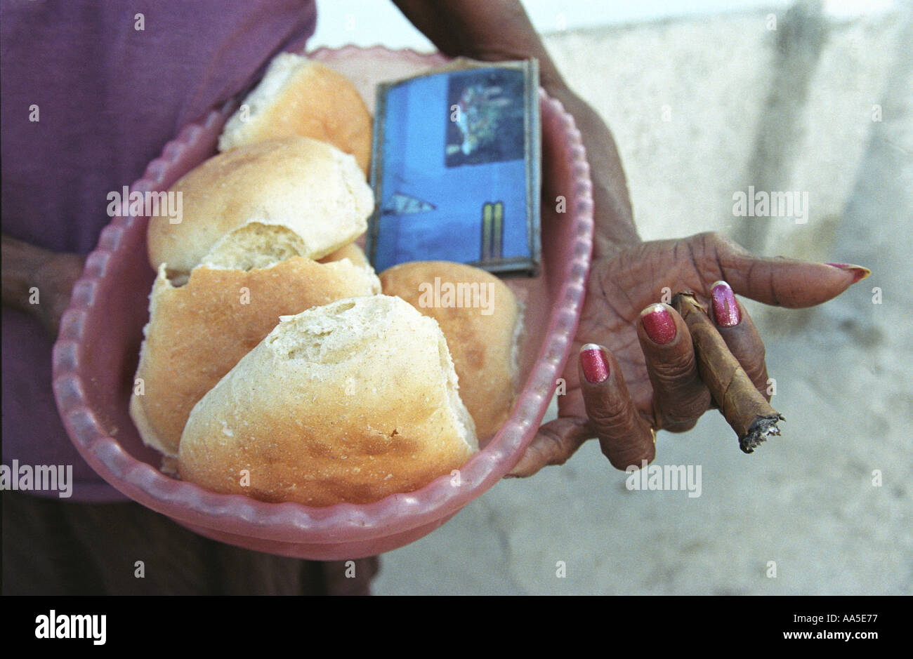 Detail der Frau in Havanna mit Brot mit la Libreta Ration Buch Rollengewicht pro Familienmitglied frei gegeben Stockfoto