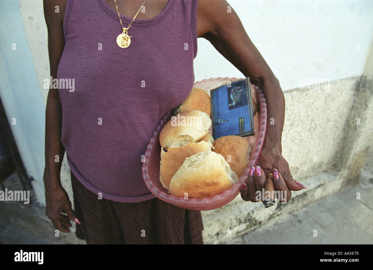 Detail der Frau in Havanna mit Brot mit la Libreta Ration Buch Rollengewicht pro Familienmitglied frei gegeben Stockfoto