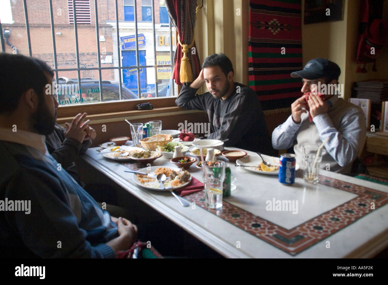 "Abu Zaad" Restaurant auf dem Uxbridge Road, Shepards Bush, London, 10. März 2006 Stockfoto