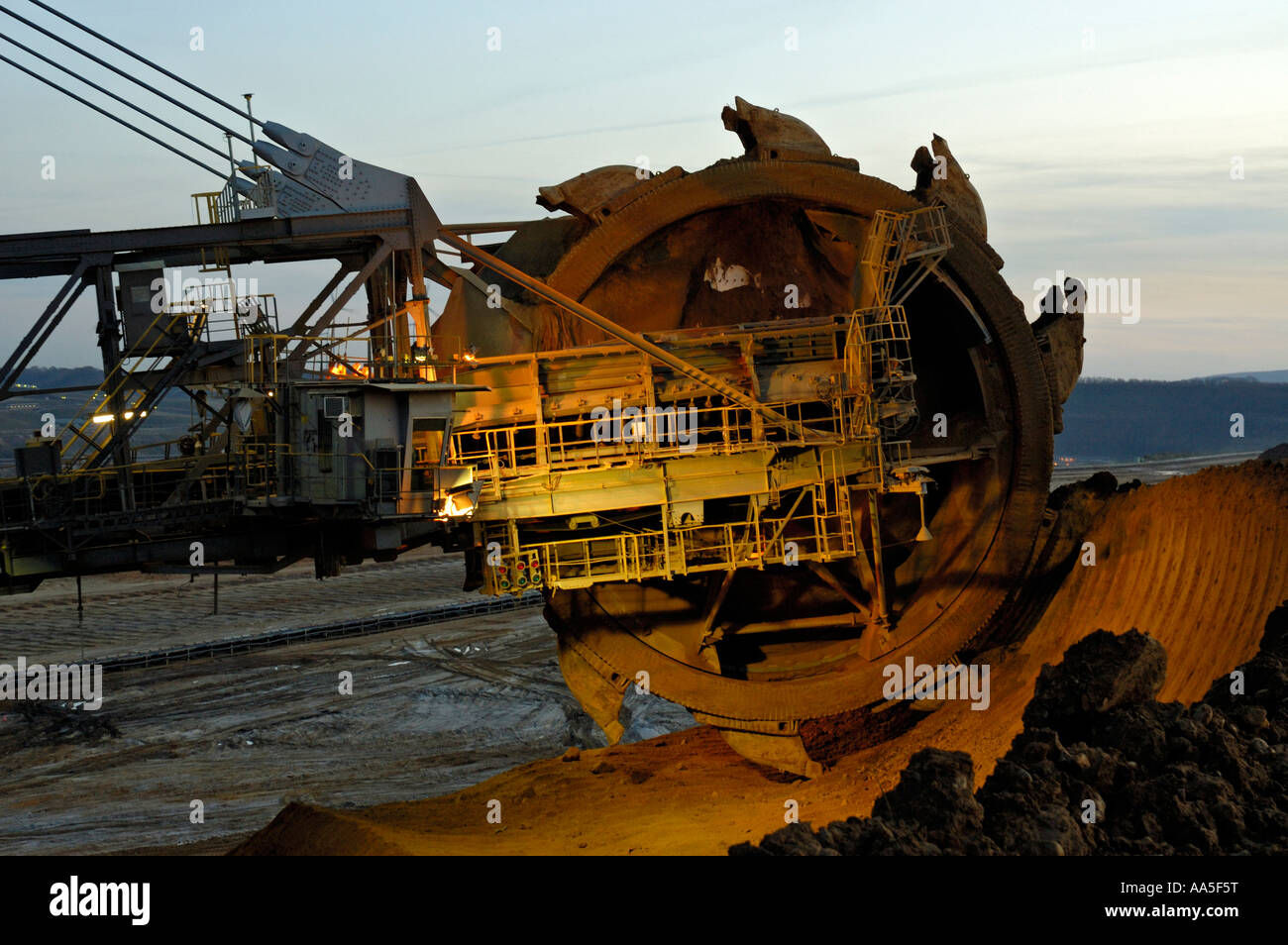 Garzweiler II offene Besetzung Kohlebergwerk in der Nähe von Köln, Deutschland; Nahaufnahme von Bucketwheel Bagger. Stockfoto