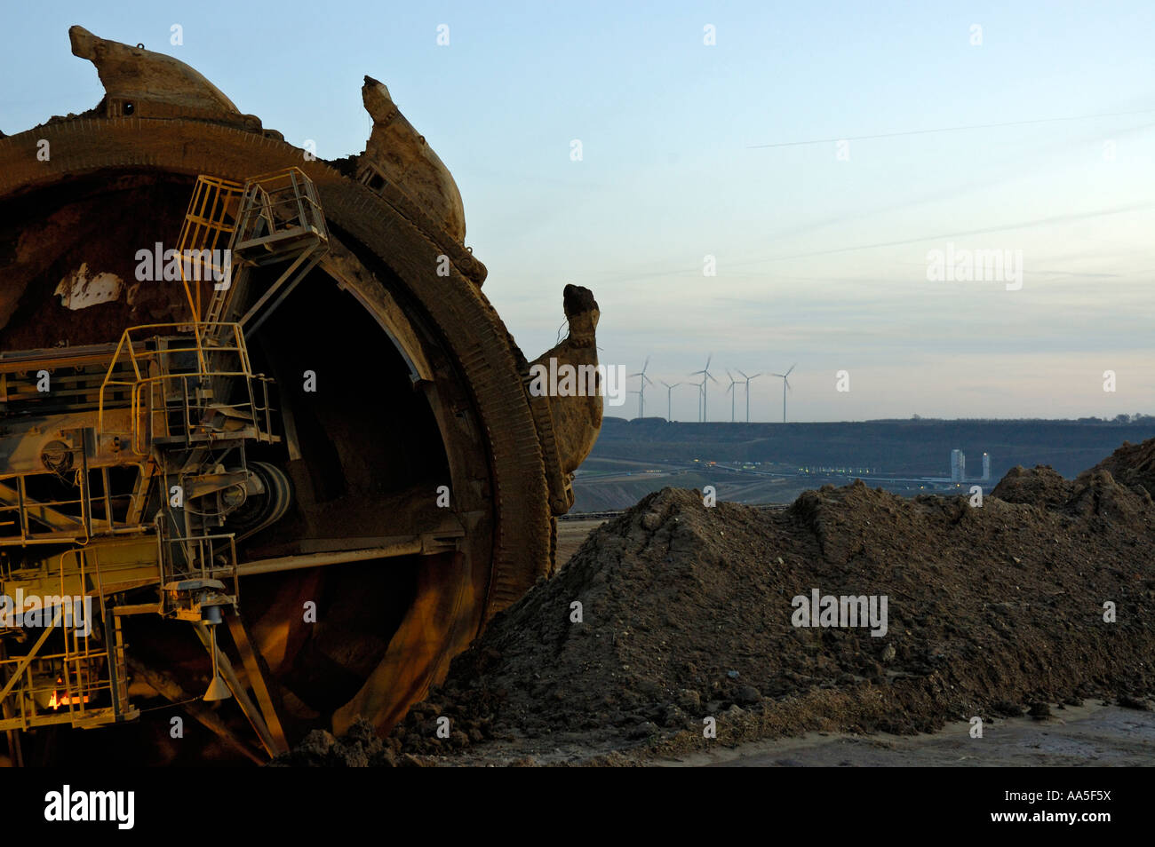 Garzweiler II offene Besetzung Kohlebergwerk in der Nähe von Köln, Deutschland; Nahaufnahme von Bucketwheel Bagger mit Windpark im Hintergrund. Stockfoto