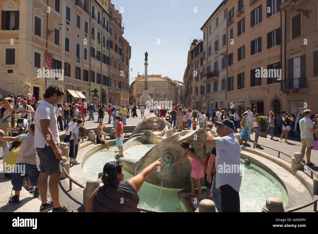 Italien Rom Massentourismus an der Piazza di Spagna zu Füßen der spanischen Treppe Stockfoto