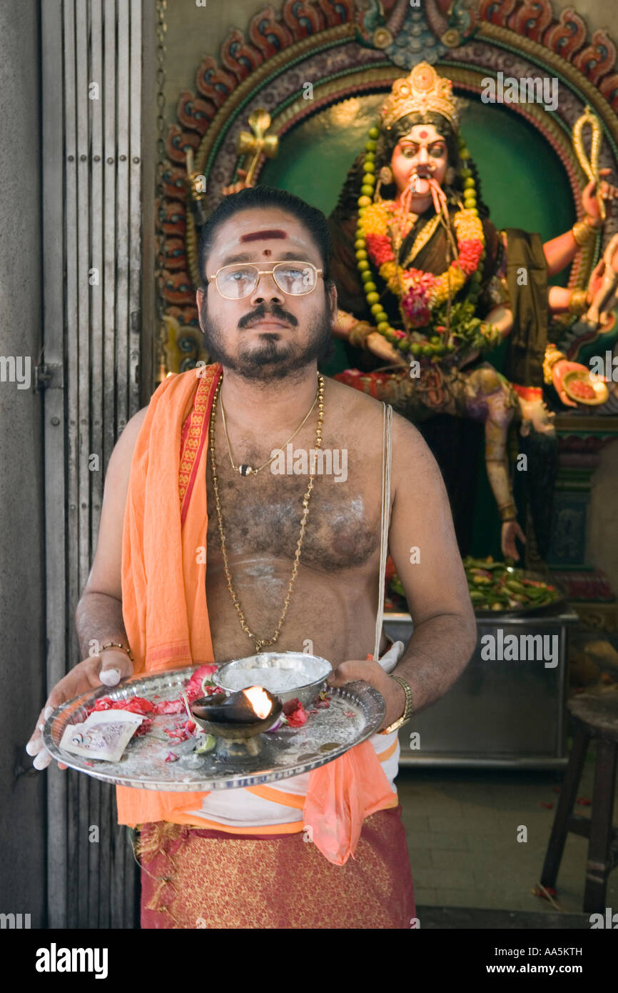 Singapur. Asien. Hindu Priester Sri Vadapathirakaliamman hindu-Tempel in Little India. Auch als Sri Vadapathira Kaliamman Stockfoto