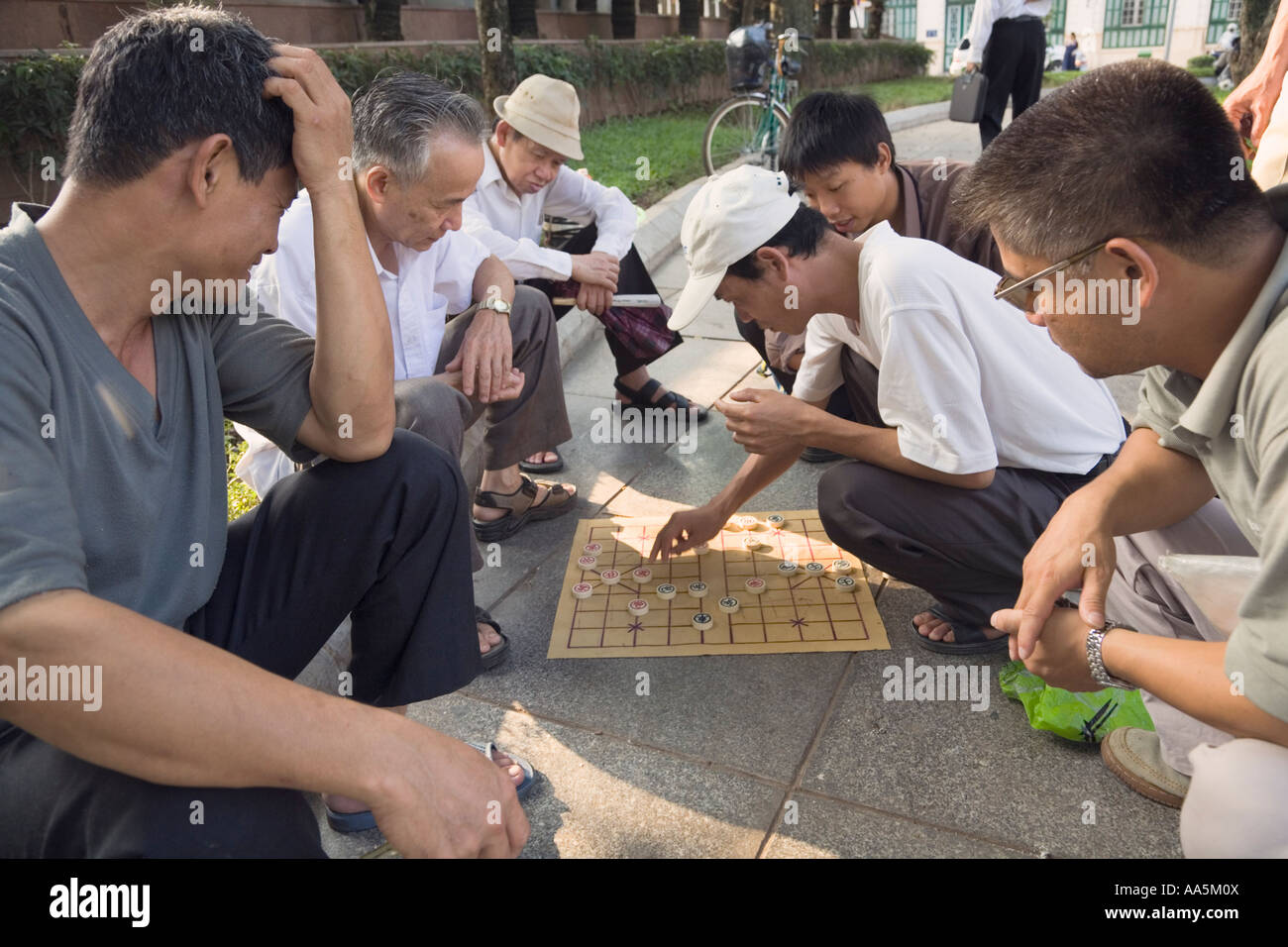 Hanoi, Vietnam. Männer spielen Chinesisches Schach im Park in der Altstadt. Stockfoto