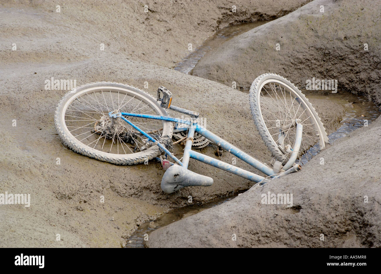 Verlassene Mountainbike im Schlamm an der Millennium Coastal Park Llanelli Carmarthenshire South West Wales UK Stockfoto