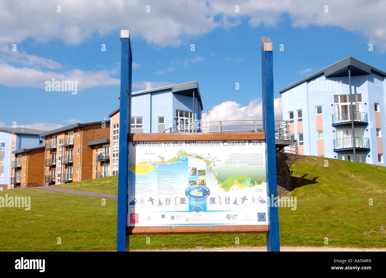 Mehrfamilienhäuser und Informationstafel an der Millennium Coastal Park Llanelli Carmarthenshire South West Wales UK Stockfoto