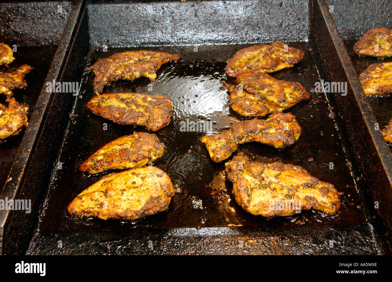 Fried Chicken Produktionslinie bei Firma, gekühlte Fertiggerichte im Königreich Stockfoto