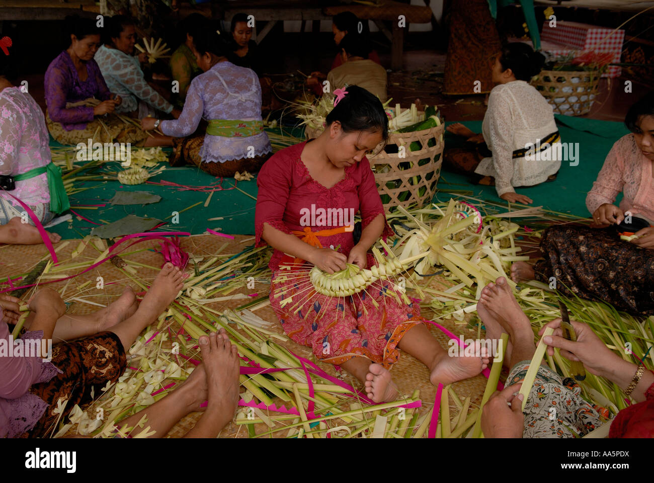 Eine Gruppe von Frauen im Tempel von Seminyak, sie machen die täglichen religiösen Gaben, die Canang genannt werden. Bali Indonesien 2006 2000s HOMER SYKES Stockfoto