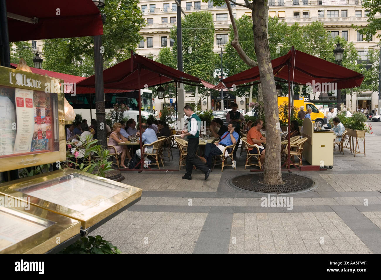 Paris, Frankreich. Restaurant L Elsass in Avenue des Champs Elysees Stockfoto