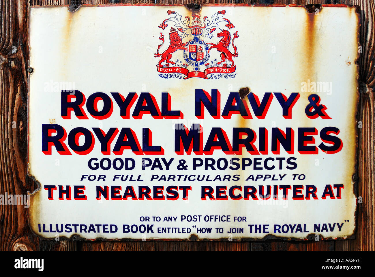 Ein altes emailliertes Werbeschild für die Marine Stockfoto