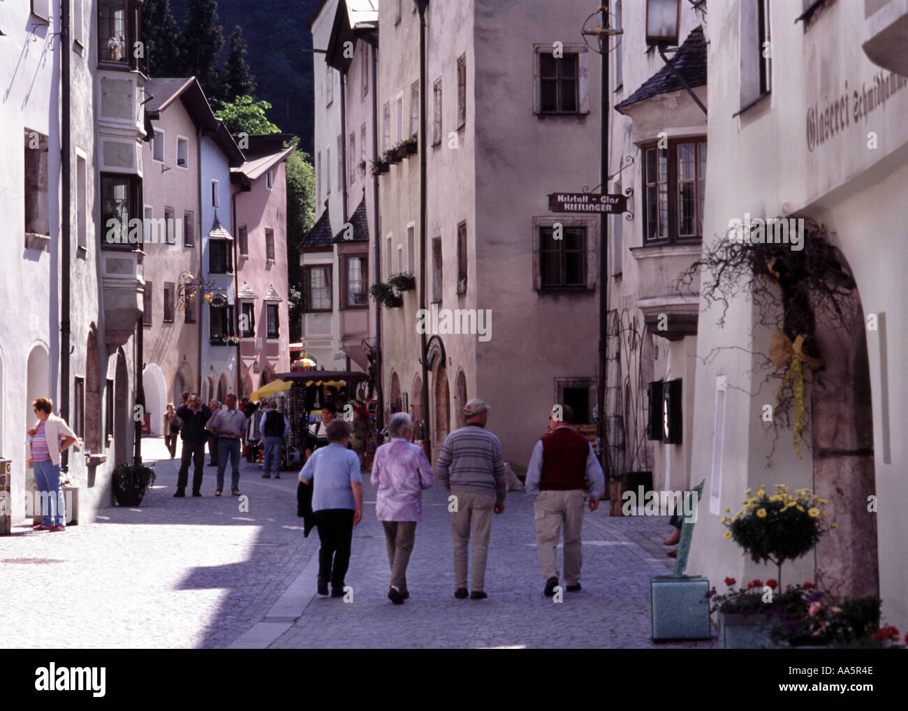 Wandern in der Hauptstraße von der antiken Stadt Rattenburg in Tirol Österreich Stockfoto