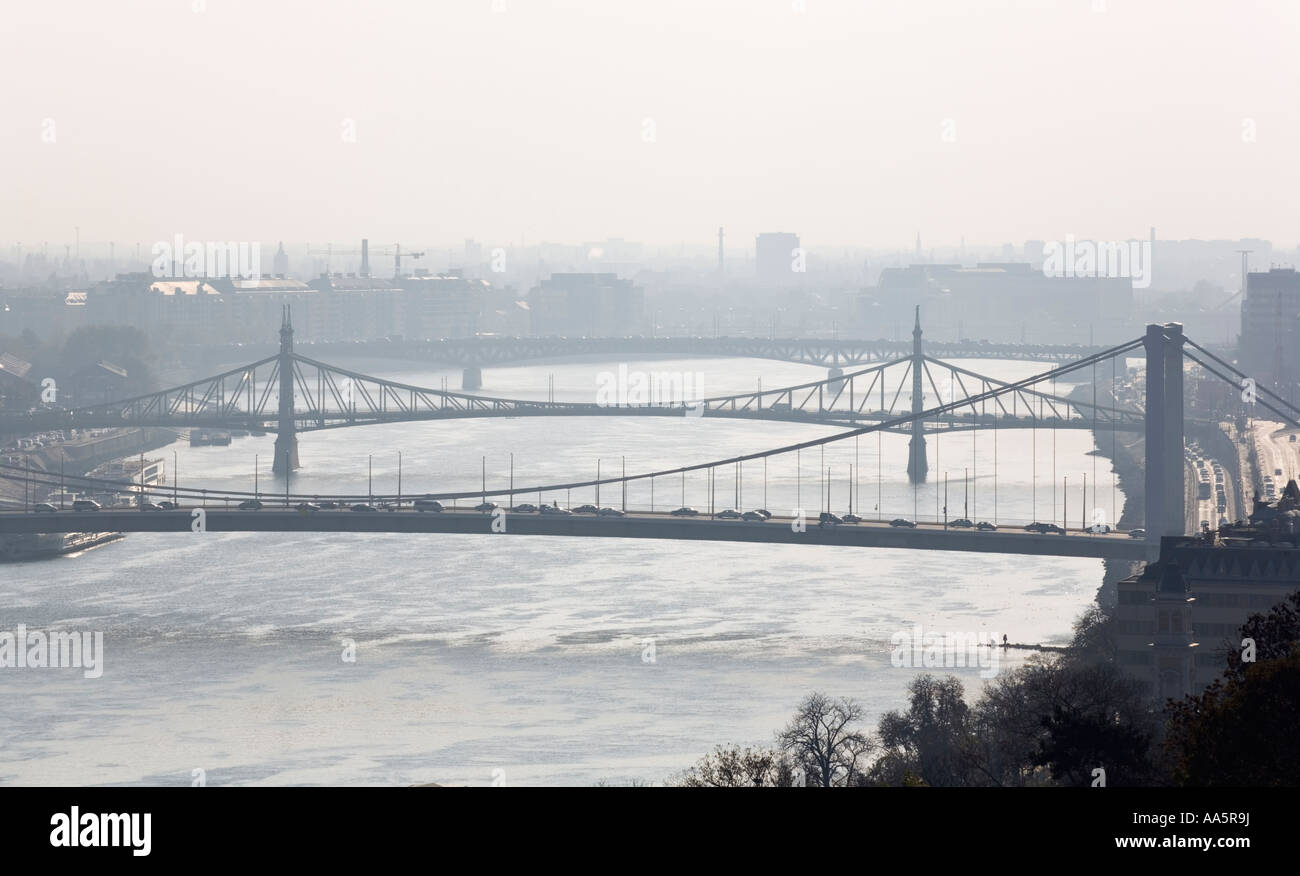 Ungarn-BUDAPEST-Elisabeth-Brücke und in Ferne Liberty Bridge auch bekannt als Unabhängigkeit Brücke über die Donau Stockfoto