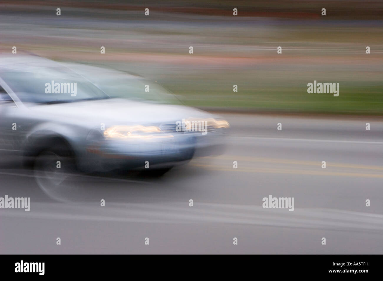 Schuss von einem Auto beschleunigt durch Schwenken Stockfoto