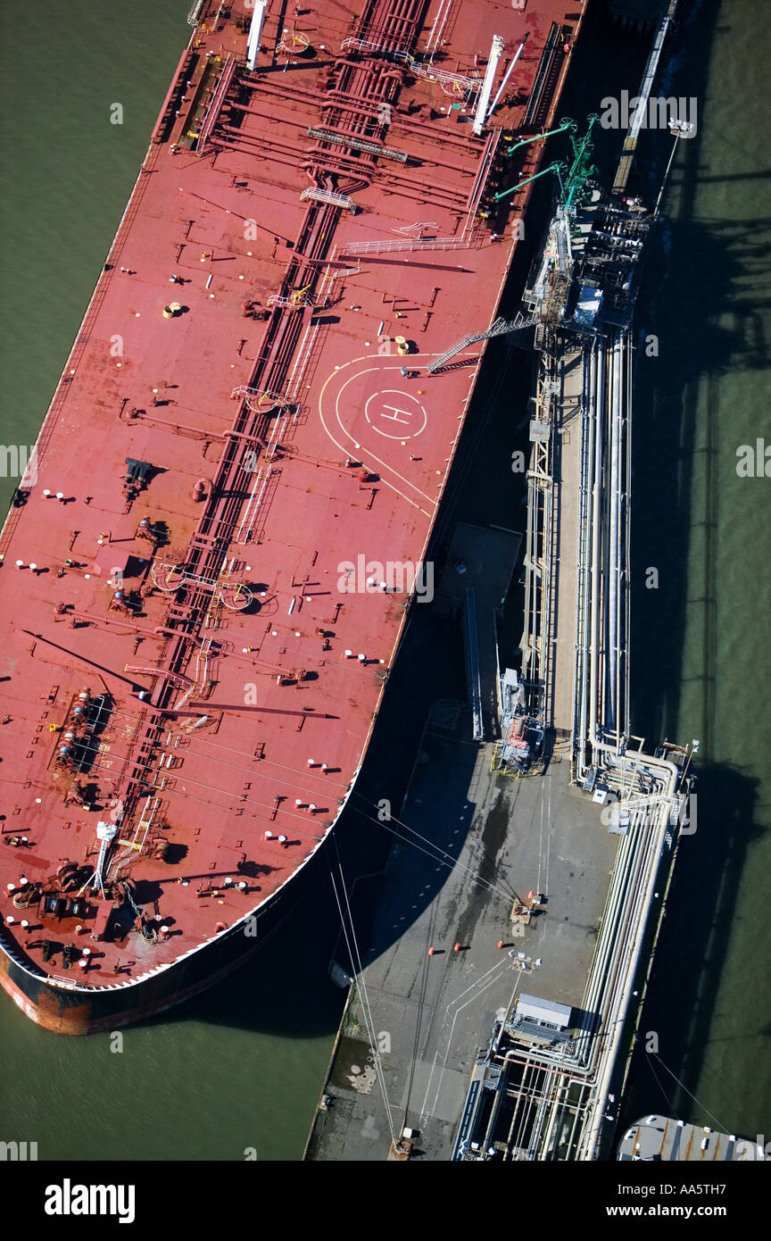 Luftaufnahmen über Erdöl Tanker angedockt an Chevron langen Wharf bay, Richmond, San Francisco Stockfoto