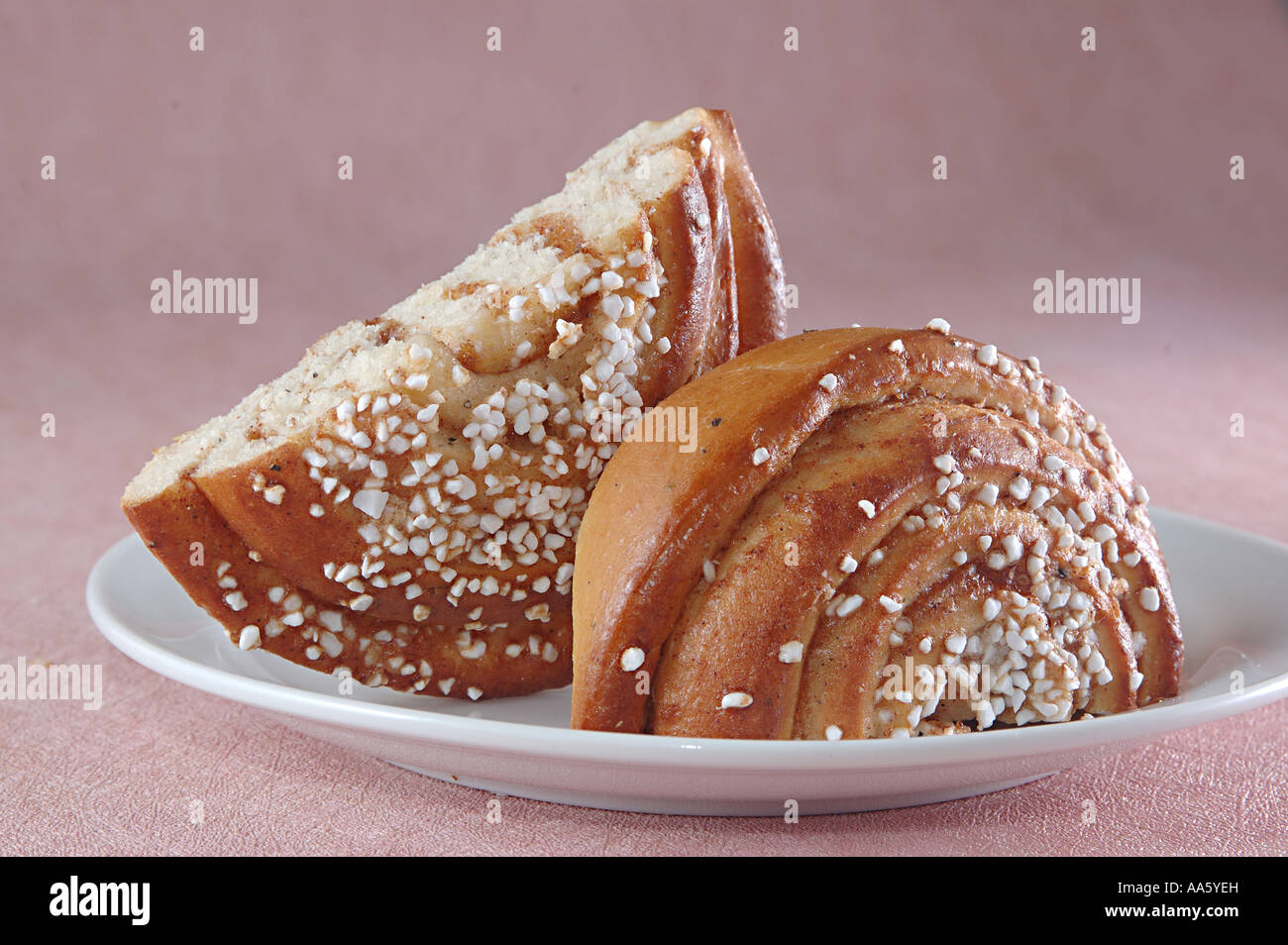 Brot Kanelbulle Zimt Rolle süßes Brot in zwei Stücke geschnitten Stockfoto
