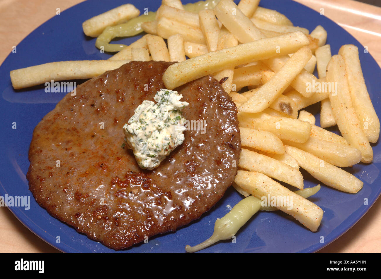 Minute Steak gedrückt Fleisch serviert mit Pommes Frites und Petersilienbutter Stockfoto