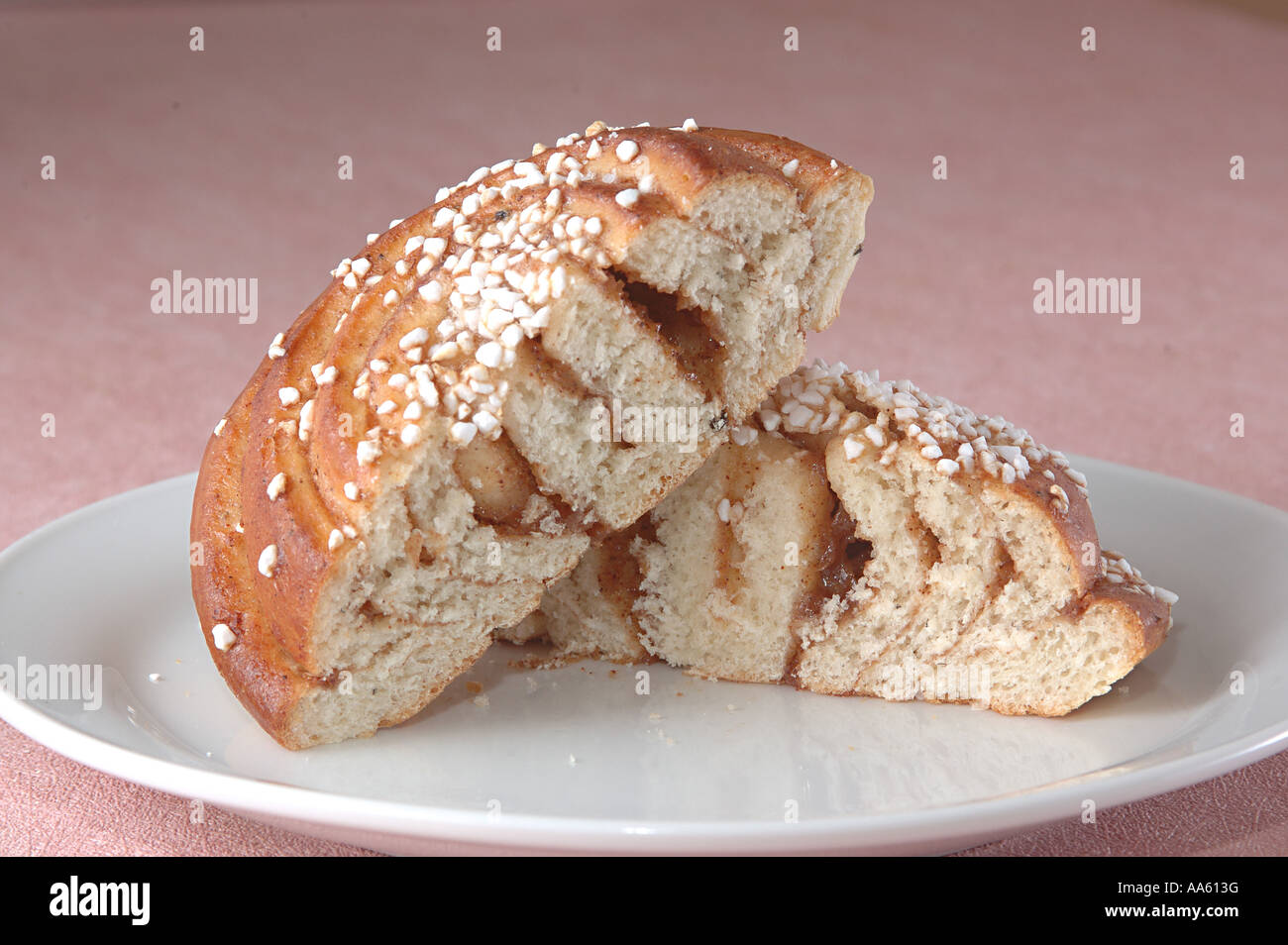Brot Kanelbulle Zimtbrötchen Süsses Brot in zwei Stücke geschnitten Stockfoto
