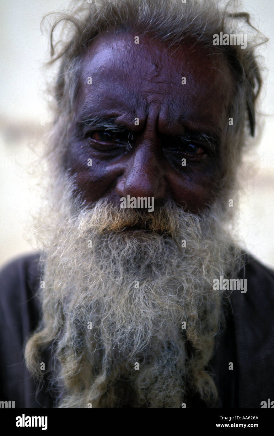 Closeup Schuss in den Kopf eines bärtigen Bettlers in Indien Stockfoto