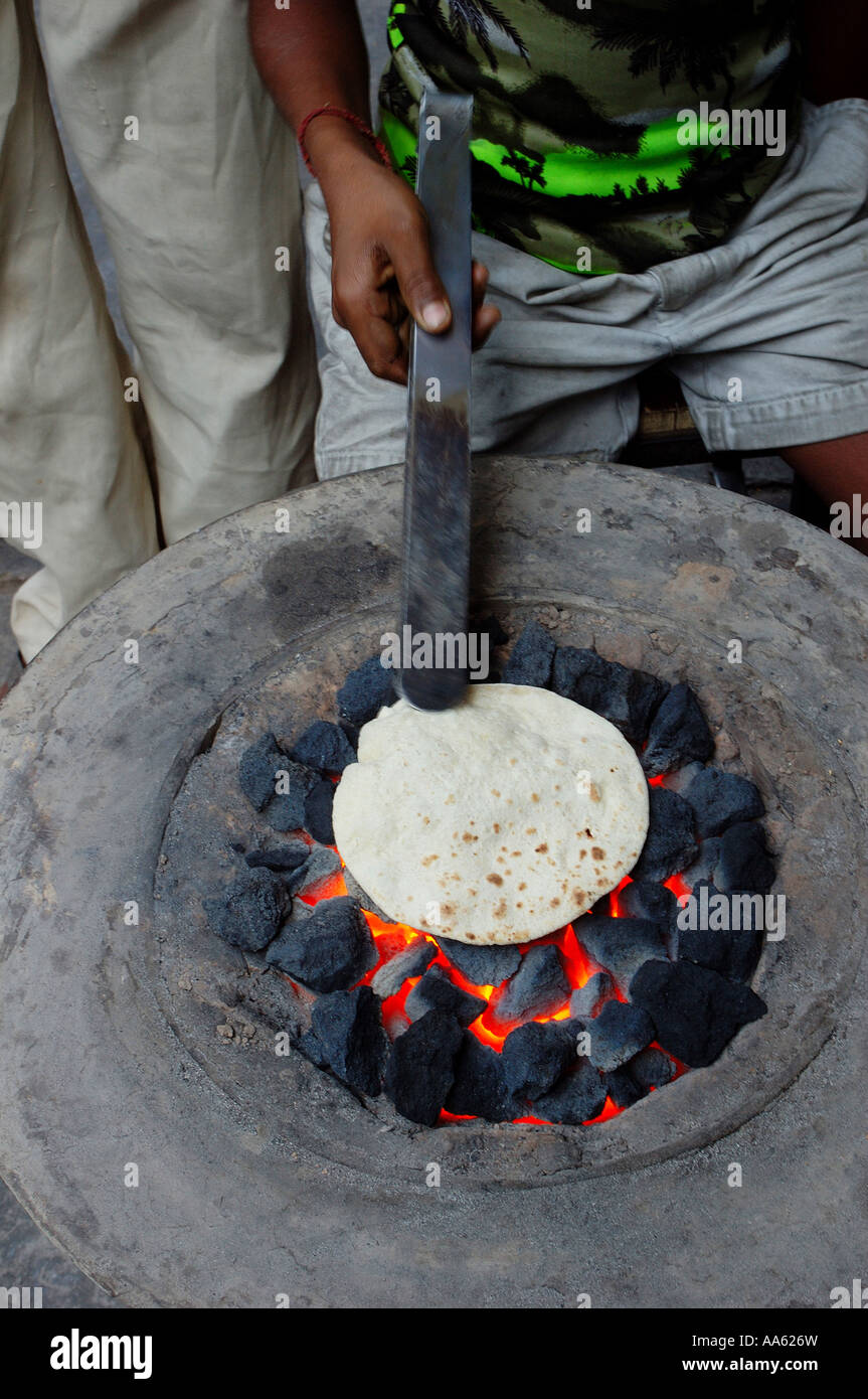 Indisches Brot machte Runde Roti Gargut Backen gebacken auf heißen Kohlen feuerrot Hitze heiß im Outdoor-Tandoor New Delhi Indien Asien Stockfoto