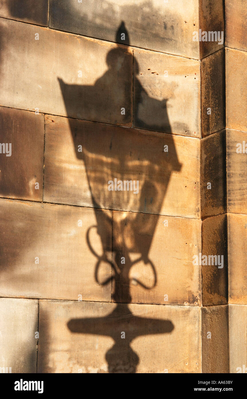 Schatten einer Lampe im schottischen Edinburgh Ramsay Lane Stockfoto
