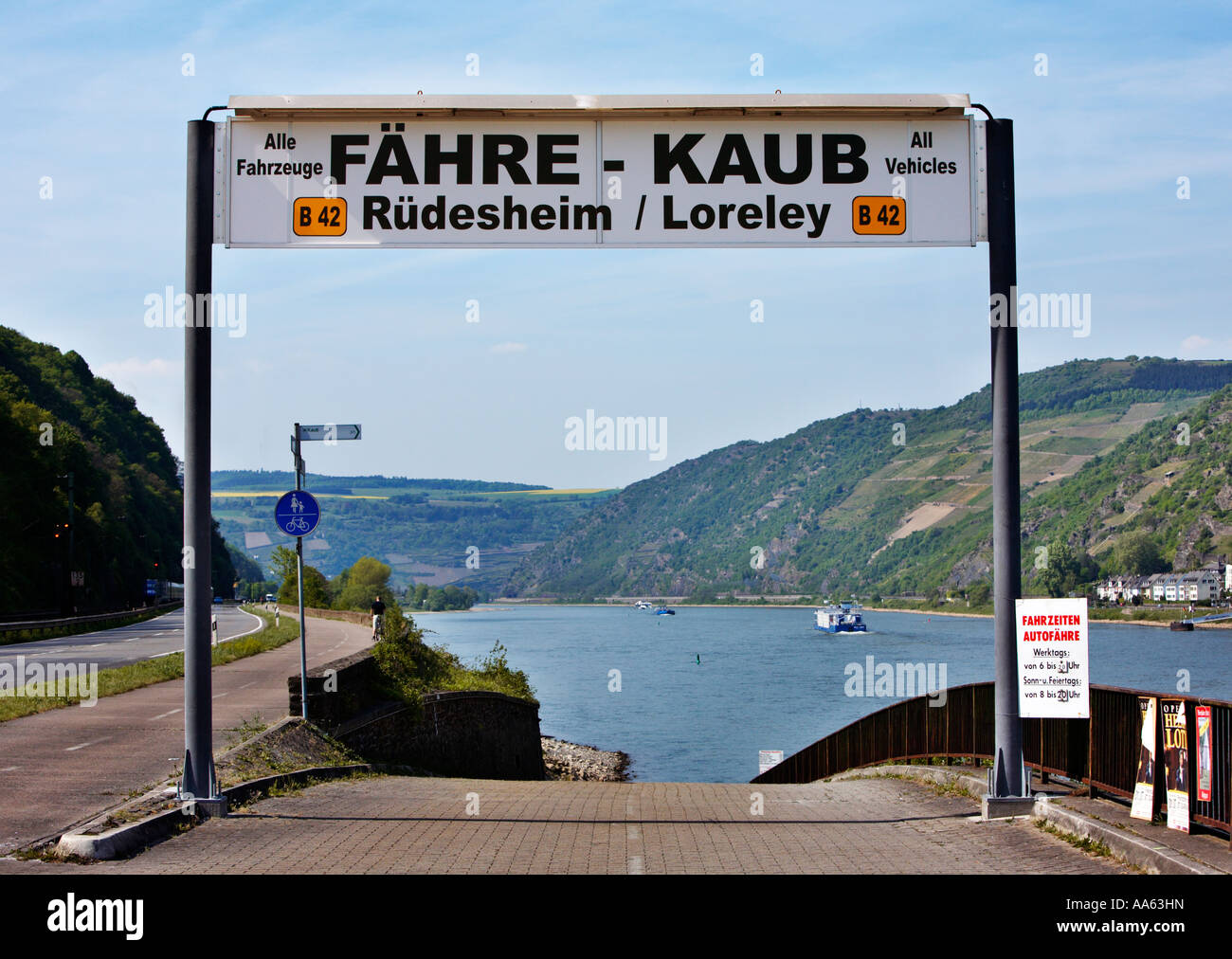 Schild mit der Fähre auf dem Rhein und Eingang in Kaub, Rhein Stockfoto