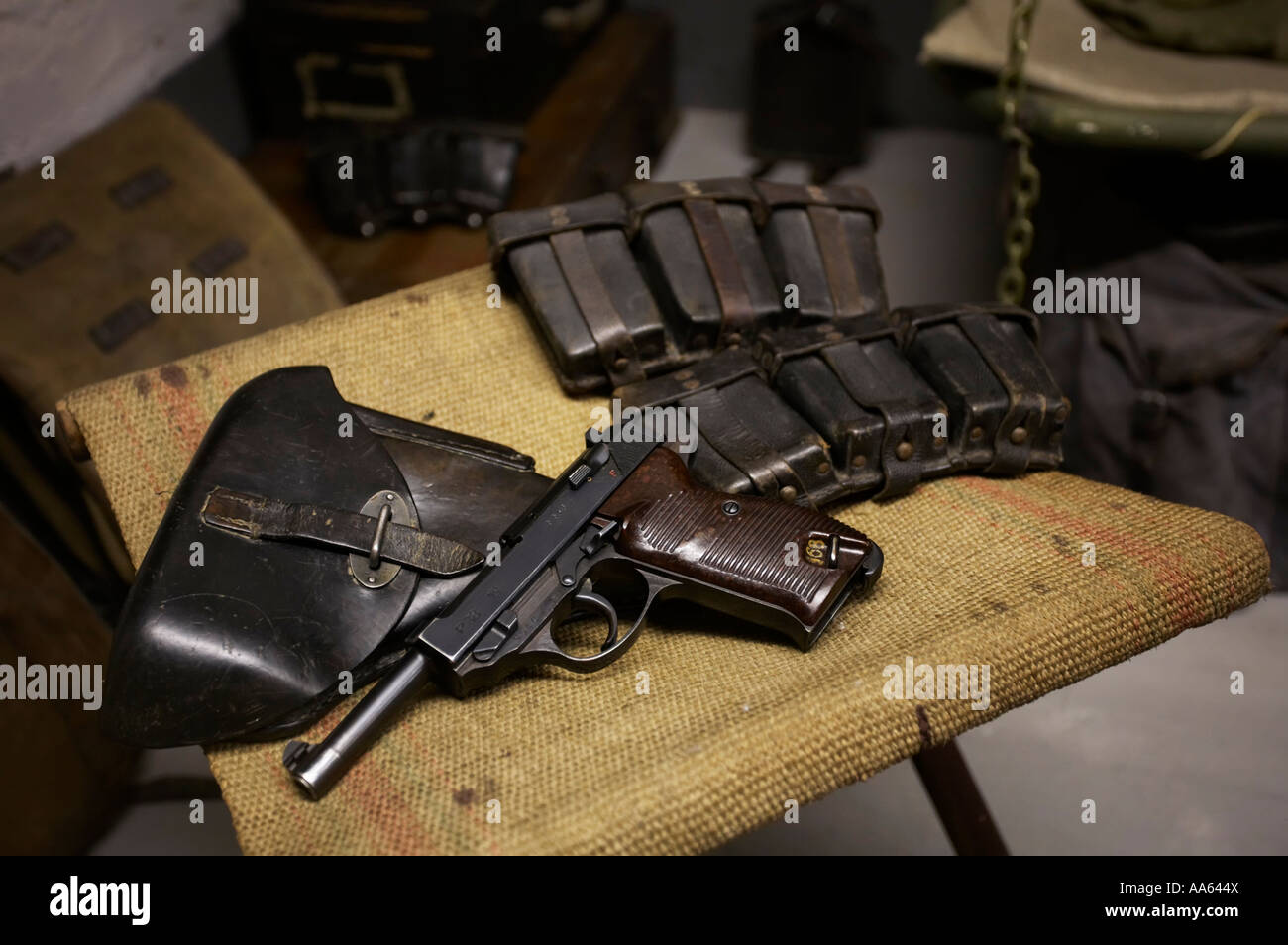 Walther P38 deutsche WW2 9mm Pistole auf Anzeige im Museum der Atlantische Wand Ouistreham Normandie Frankreich Stockfoto