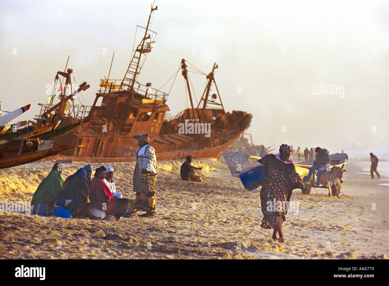Mauretanische und senegalesische Händler warten auf den einheimischen Fischern in der Tage der Ernte in der Nähe der Hauptstadt Nouakchott in bringen Stockfoto