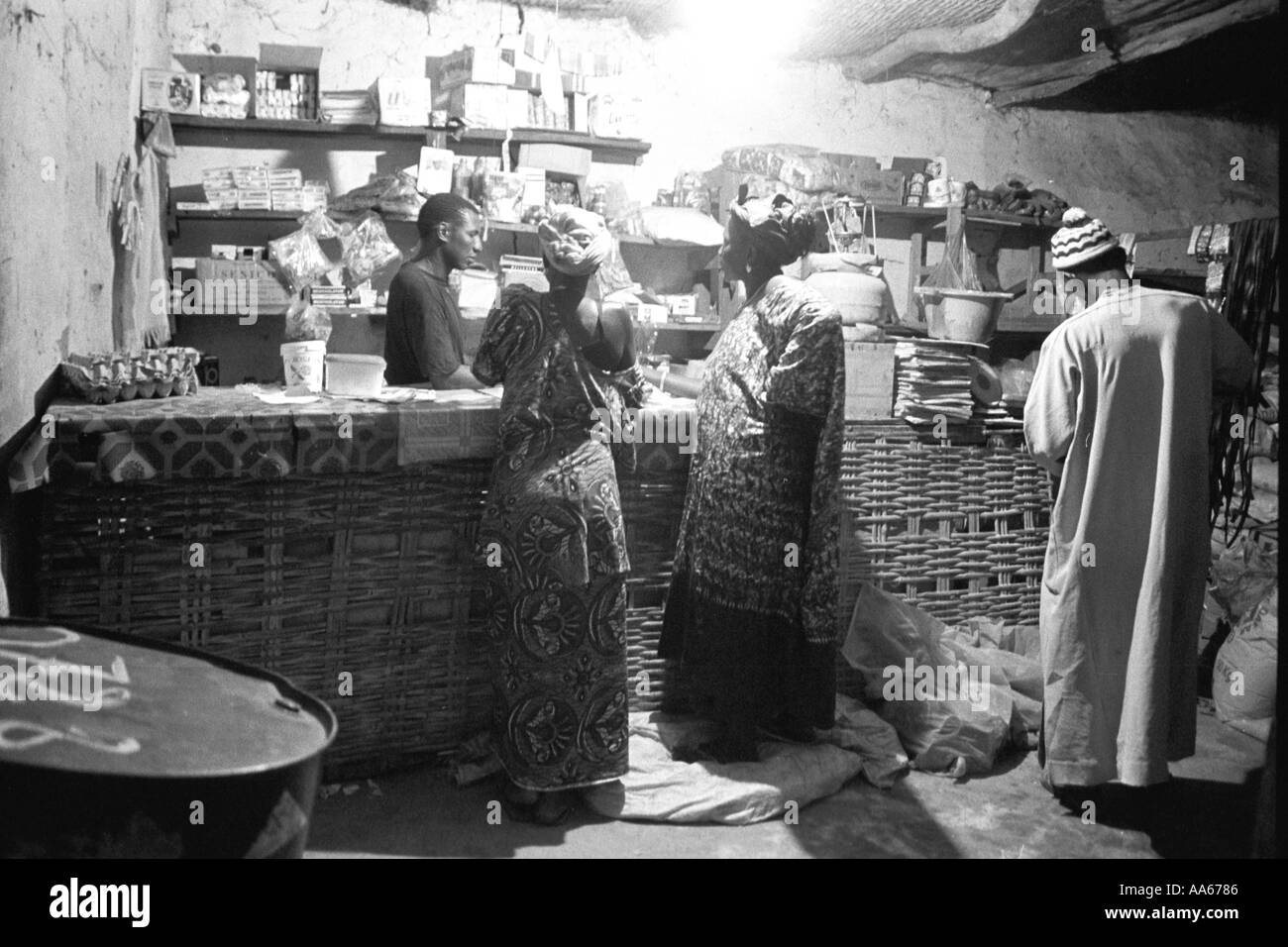 Eine senegalesische Shop-Betreiber verkauft die paar waren, die in der Grenze Stadt Ziguinchor in der Casamance Region zwischen verfügbar sind Stockfoto
