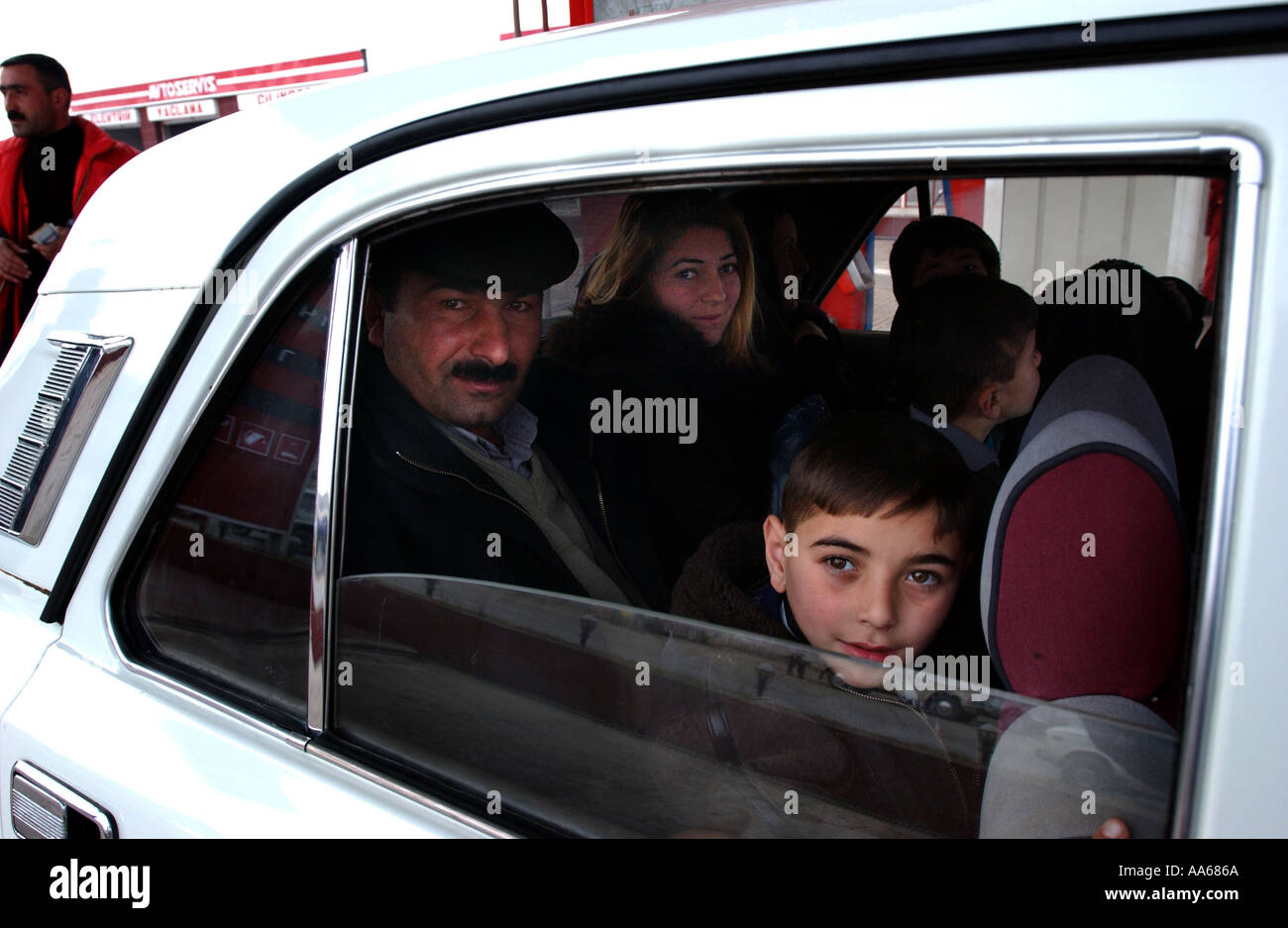 Baku Aserbaidschan 12. Januar 2003 Familie hält an einer Tankstelle außerhalb Baku 12. Januar 2003 während der Rest der Welt Stockfoto