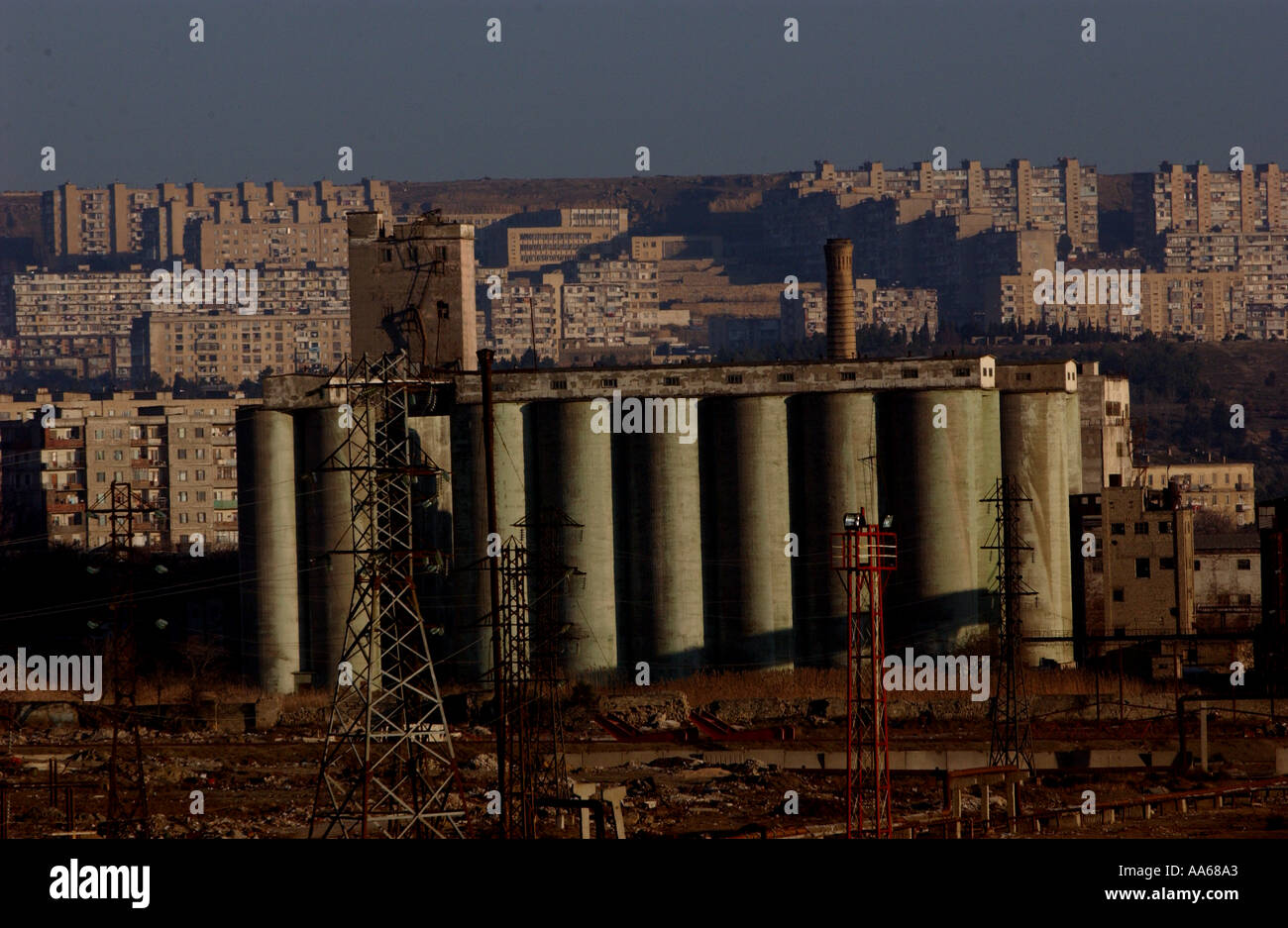 Eine verlassene Fabrik sitzt auf dem Rand des Gehäuses Projekte in der Nähe des Kaspischen Meeres in Baku Aserbaidschan im Januar 2003 heute leben in Stockfoto