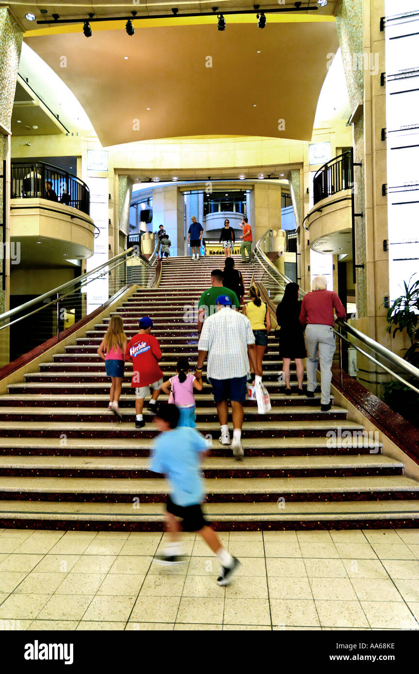 Menschen zu Fuß die Treppe bis zu dem Kodak Theater in Hollywood Highland Center Hollywood Kalifornien USA Stockfoto