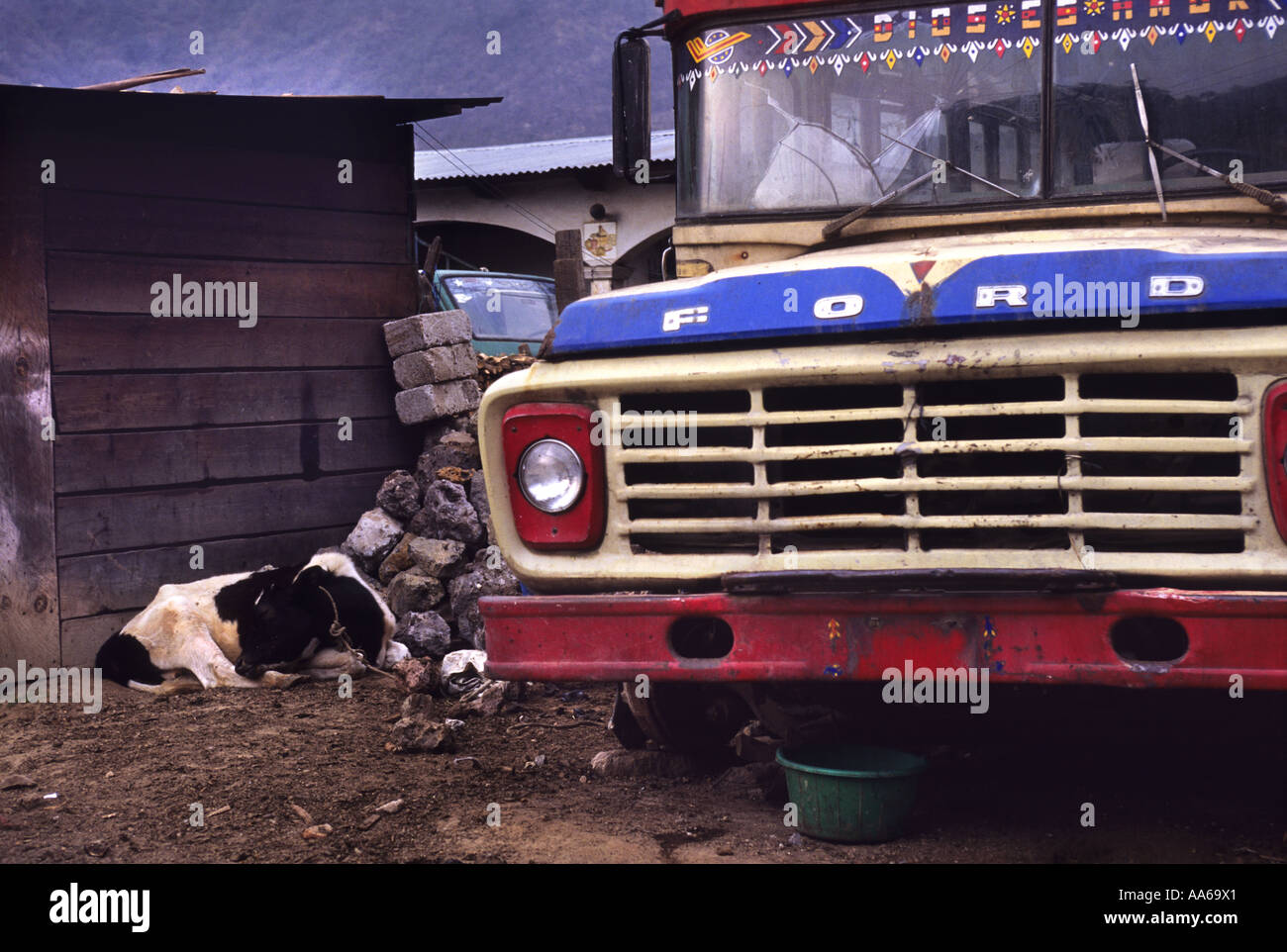 EINEN ALTEN FORD-BUS IN DIE QUICHE GUATEMALTEKISCHEN DORF VON ZUNIL GUATEMALA Stockfoto