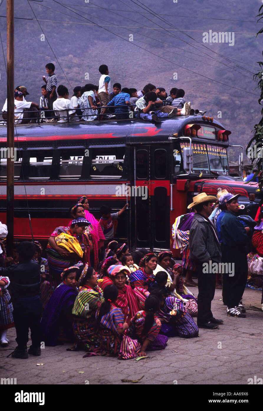 QUICHE MAYA MENSCHEN WARTEN AUF BUSSE IM GUATEMALTEKISCHEN VILLAGE VON ZUNIL GUATEMALA Stockfoto