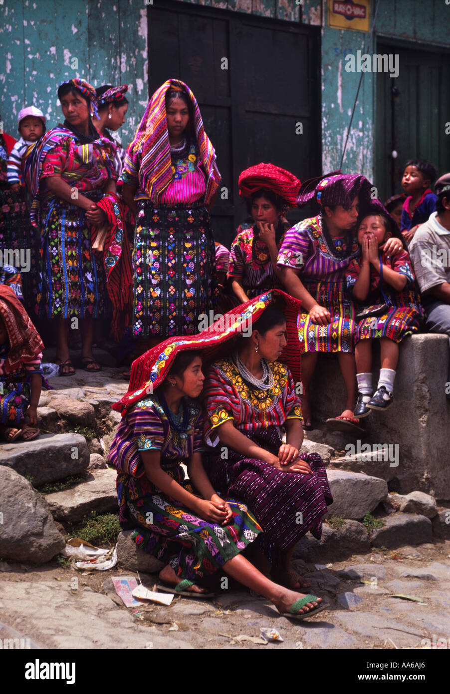 QUICHE MAYA FRAUEN UND KINDER IN DER SEMANA SANTA FEIERN IN ZUNIL GUATEMALA Stockfoto