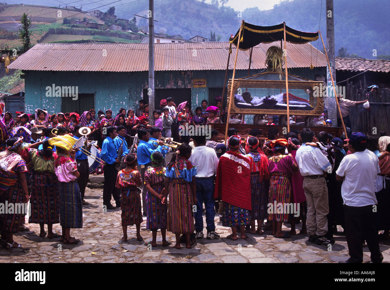 QUICHE DORFBEWOHNER SEHEN EINE RELIGOUS PROZESSION BEI SEMANA SANTA FEIERLICHKEITEN IN ZUNIL GUATEMALA Stockfoto