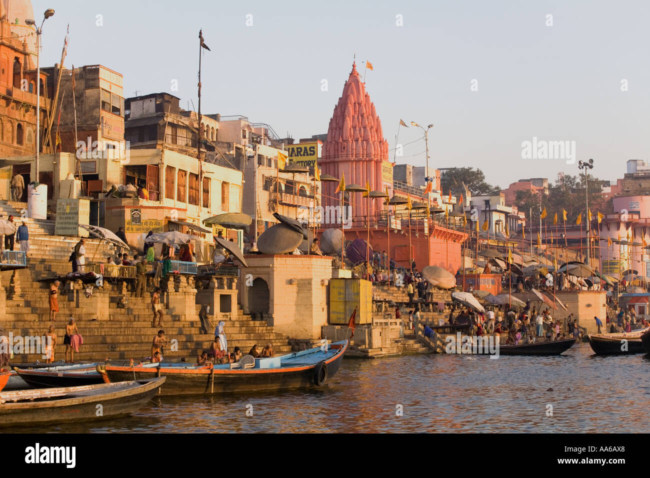 Dasasmawedh Ghat TheGanges Fluss in Varanasi Indien ist der größte Badeplatz für Hindu-Pilger Stockfoto