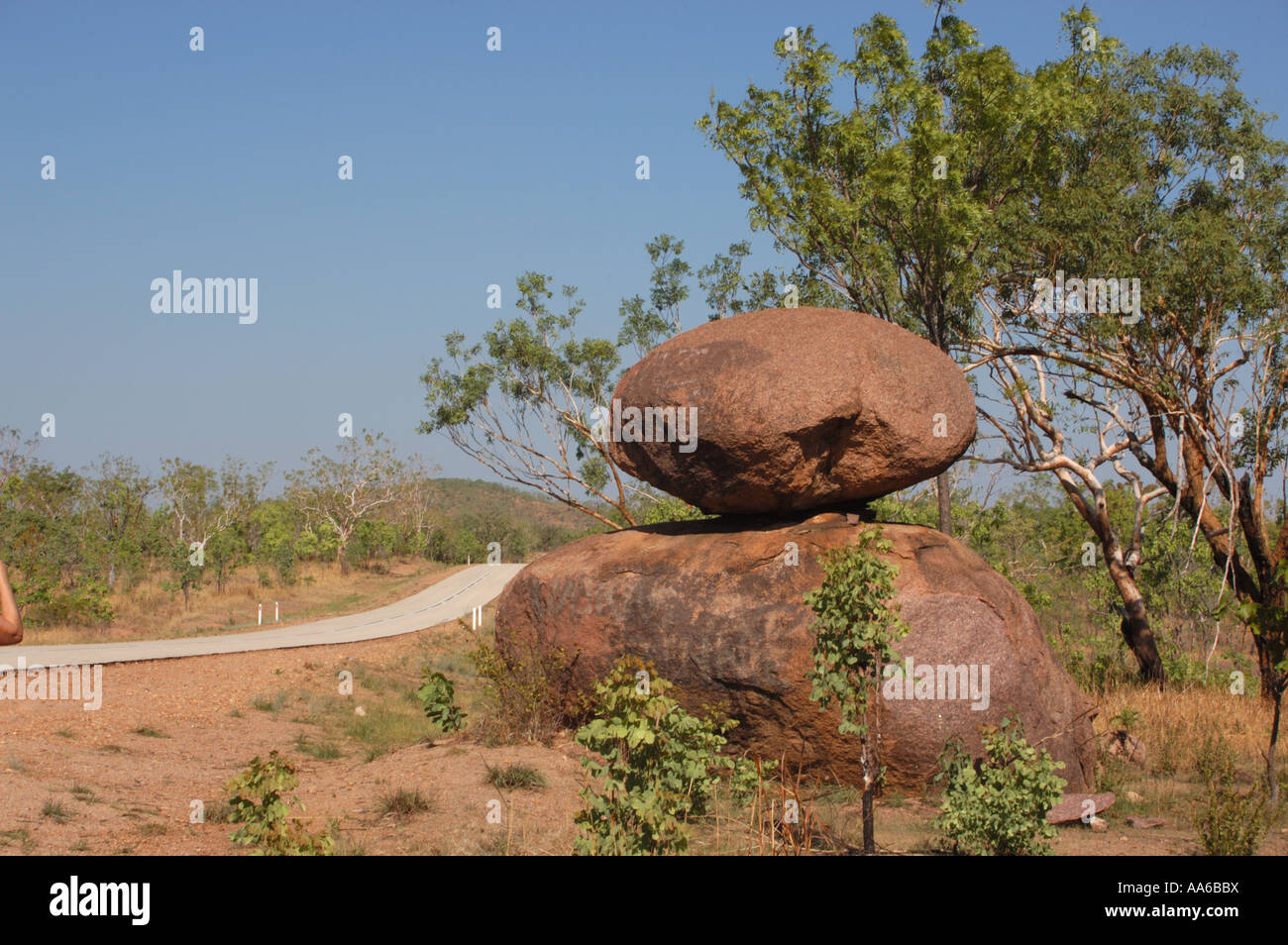 ungewöhnliche Felsformation auf der Straßenseite, Top End Stockfoto