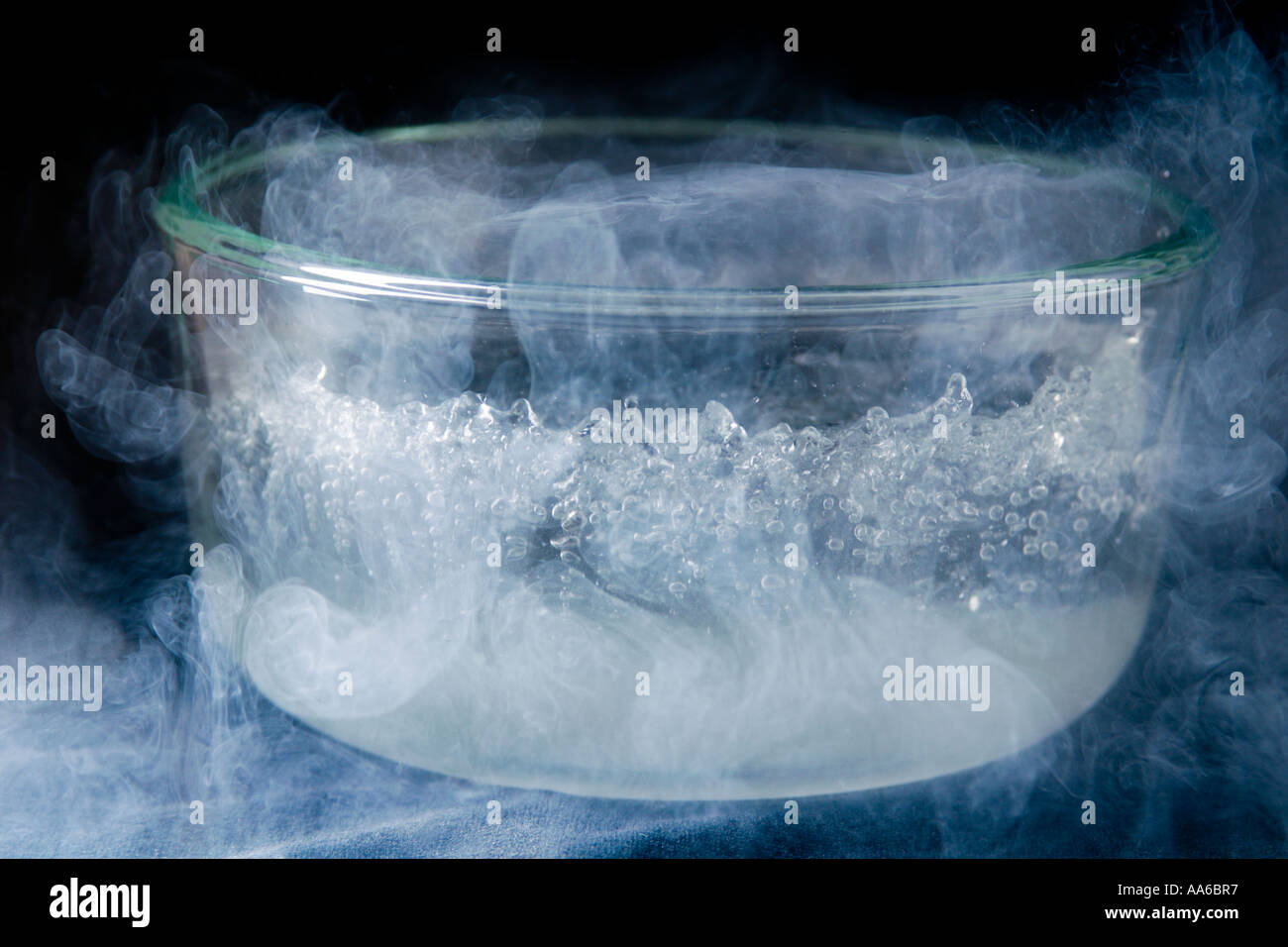 flüssigem Stickstoff kräftig Kochen in klarem Glasschüssel bei Raumtemperatur Stockfoto